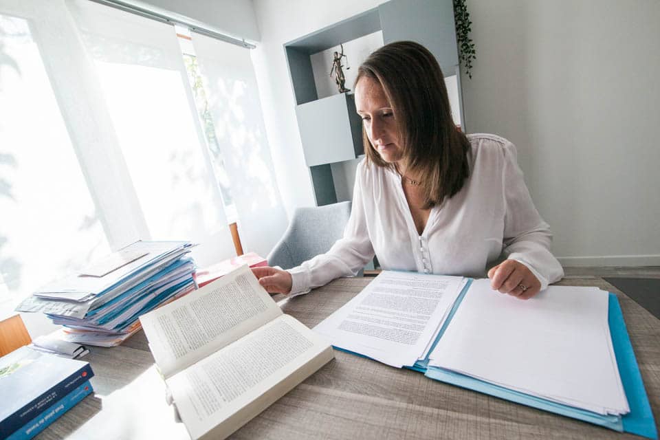 L'avocat recherche dans ses dossiers un cas de divorce